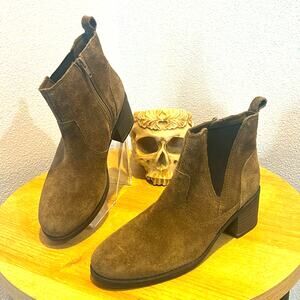 Clarks Suede Chelsea Boots Size 6.5 Brown Pull On Ankle Boot